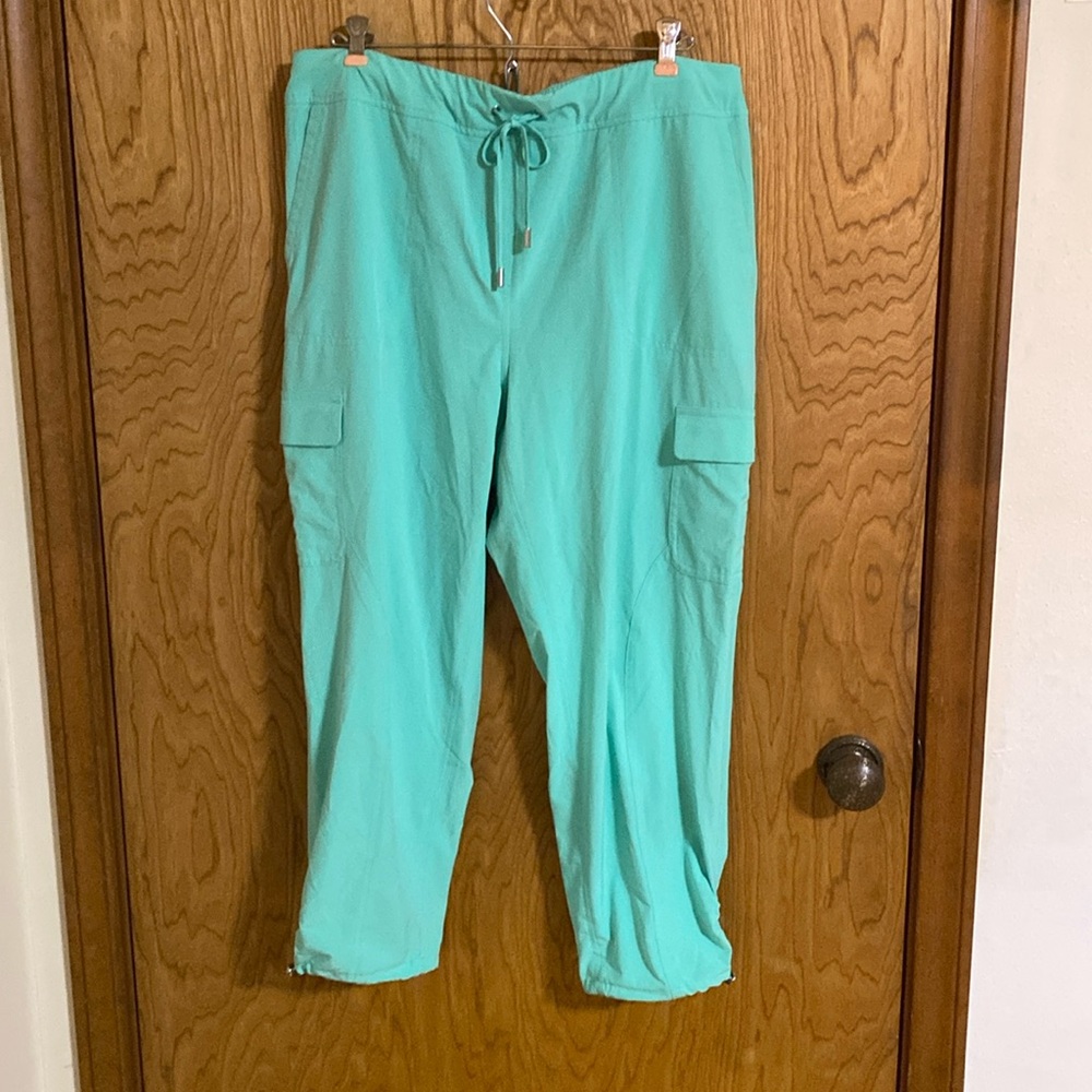 Chico’s Zenergy Cargo Capri Ankle Length Size 10 Mint green